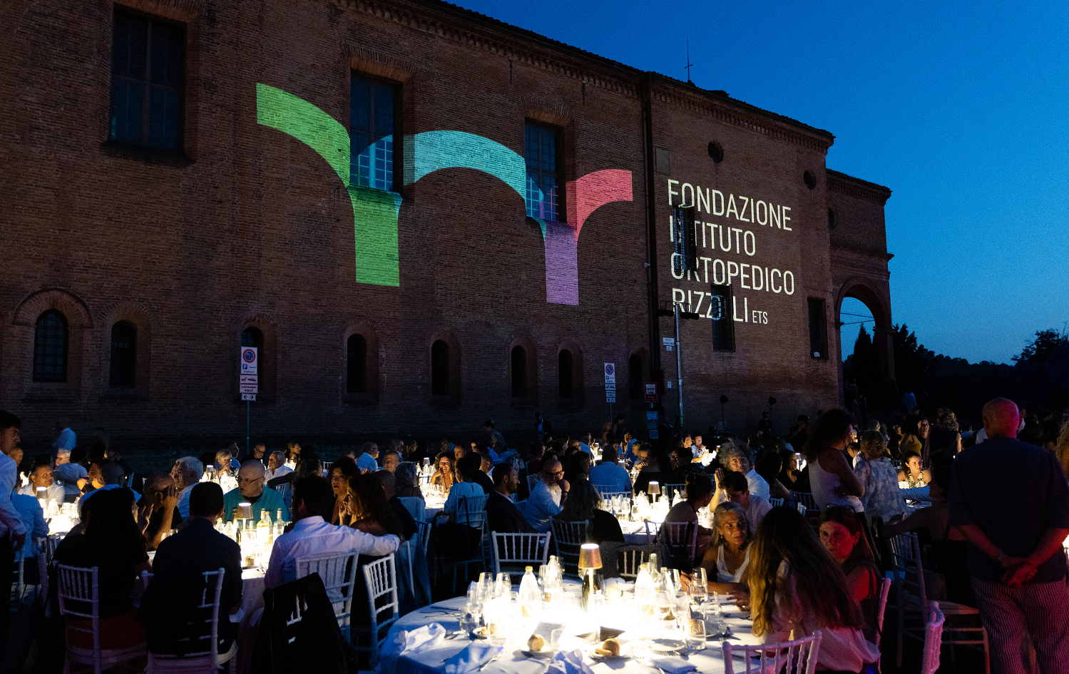 La cena organizzata dalla Fondazione Istituto Ortopedico Rizzoli nel piazzale di San Michele in Bosco