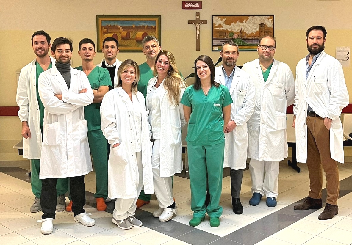L'équipe medica della struttura di Ortopedia e Traumatologia Rizzoli-Argenta (al centro in seconda fila il direttore Dr. Matteo Romagnoli)