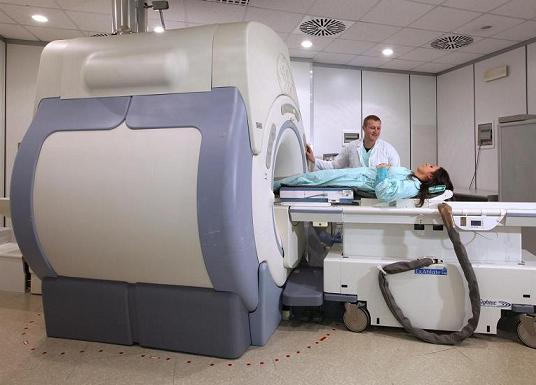 Preparazione del trattamento della termoablazione con ultrasuoni focalizzati a guida RM. Struttura di radiologia dell'Istituto Ortopedico Rizzoli
